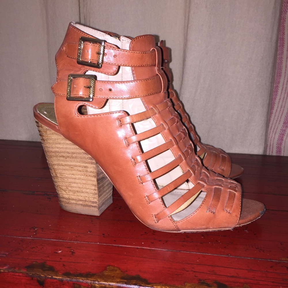 VINCE CAMUTO Brown leather block heal sandals 🐵